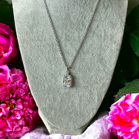 Jewelry - New! Stunning Silver Halo Diamond Necklace